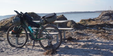 Come scegliere il Powerbank per i viaggi in bici e ricaricarlo: pannello solare e dinamo