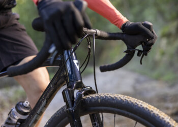 Giant presenta la nuova gamma di bici Gravel Revolt X con sospensione anteriore