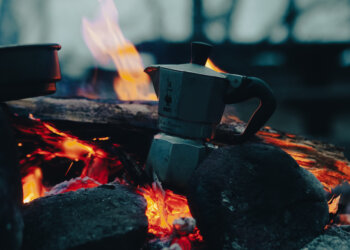 Moke e presse: il caffè in viaggio in bici