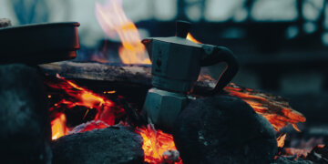 Moke e presse: il caffè in viaggio in bici
